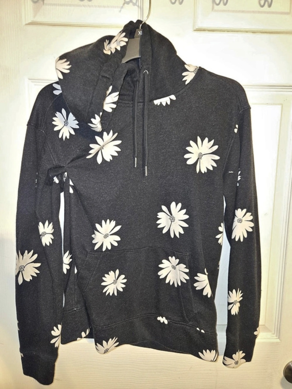 Hollister Floral Pullover Hoodie in Black & White Size XS
